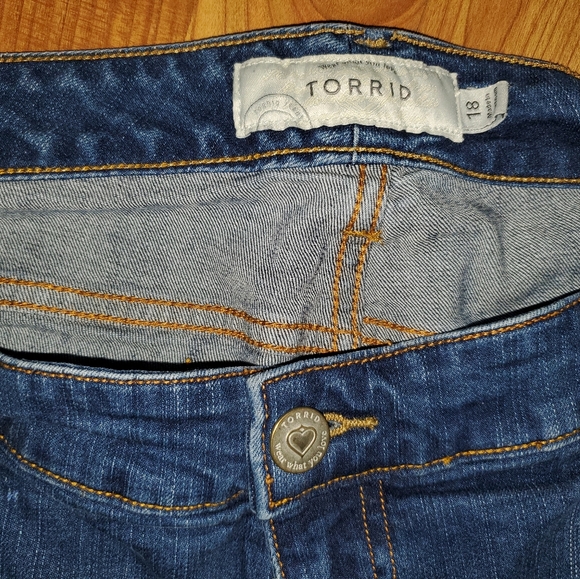 Torrid jean shorts 18 - Picture 3 of 3